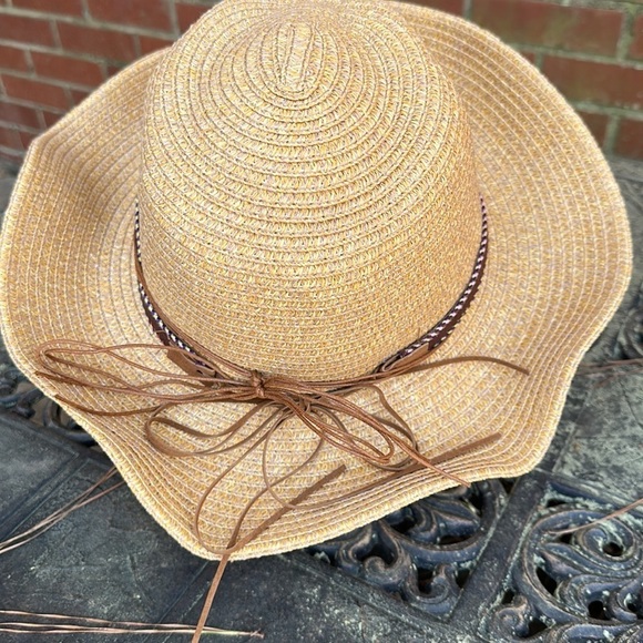 - Summer cowboy hat. With removable hat band. - Picture 2 of 4